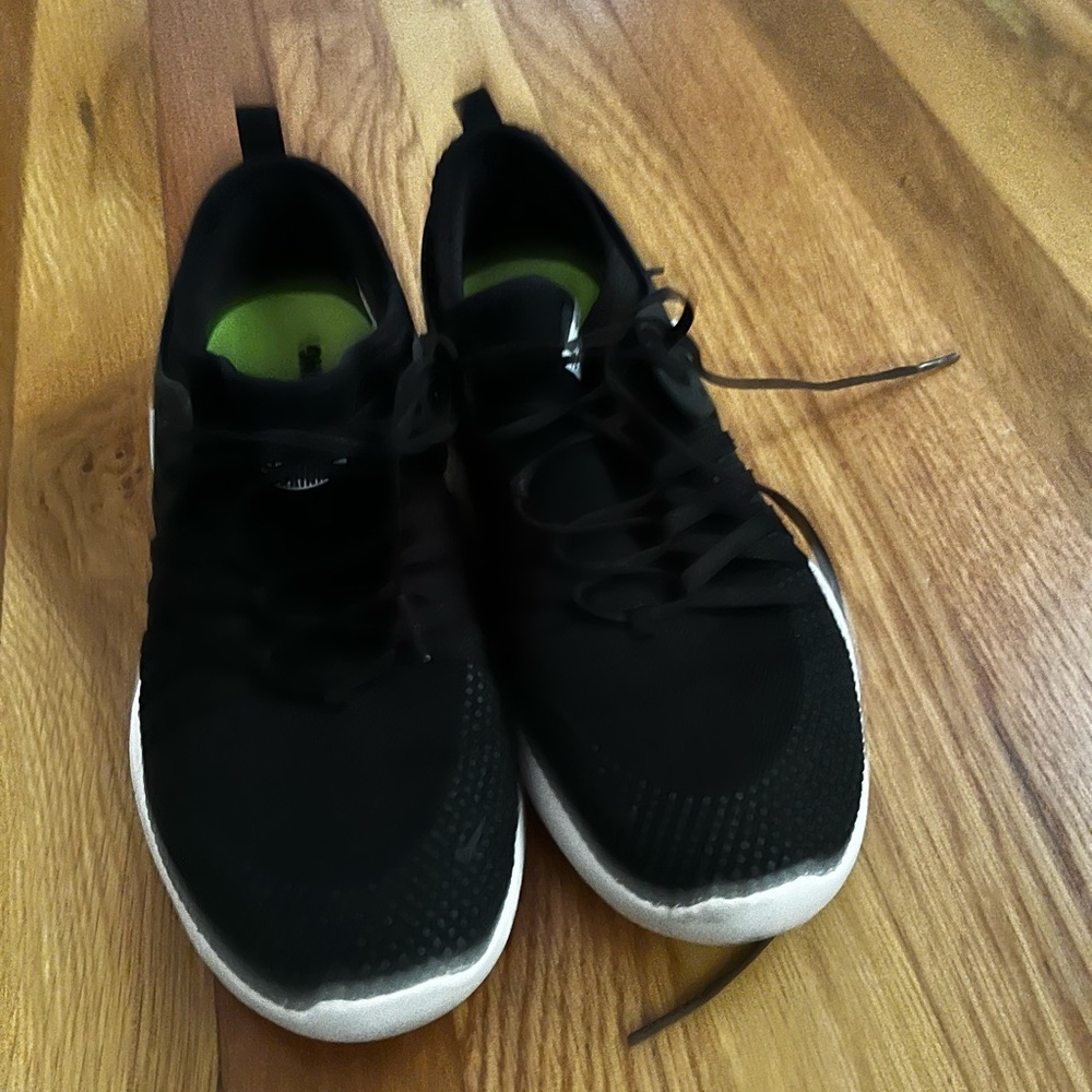 Nike black and white training shoes EUC